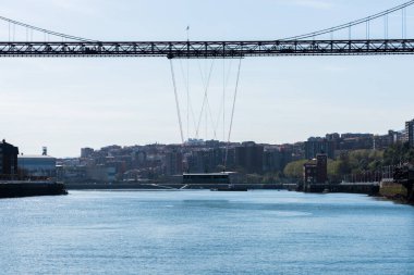 Bilbao, İspanya - 7 Nisan 2023: Vizcaya Köprüsü, Puente Colgante olarak da bilinir, 1893 yılında inşa edilen en eski ışınlama köprüsü ve UNESCO Dünya Mirası Alanı, Portekiz, İspanya