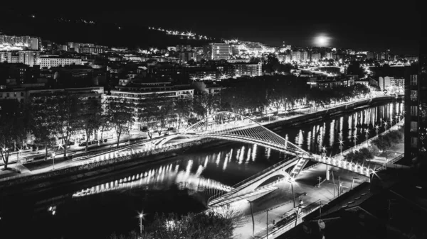 Puente Zubizuri Peatonal Paisaje Urbano Bilbao Por Noche Bilbao País — Foto de Stock