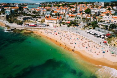 Poca Sahili, Lizbon Bölgesi, Portekiz 'de güneşli bir günde Estoril' deki yayaların hava manzarası