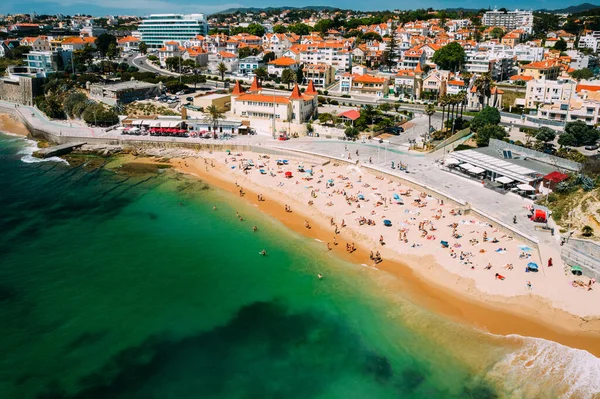 在阳光明媚的日子里 葡萄牙里斯本地区埃斯托利尔有波卡海滩的人行横道的空中景观 — 图库照片