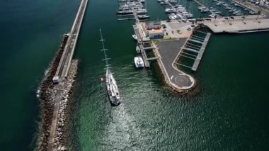 Hava aracı Cascais, Portekiz 'deki Cascais marinasına doğru giden büyük bir gemi tespit etti.