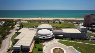 Vilamoura, Algarve, Portekiz - 24 Nisan 2023: Portekiz 'in Algarve kentindeki plaja yakın Solverde Grubu' na ait Vilamoura Kumarhanesinin insansız hava aracı görüntüsü