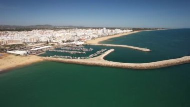 Portekiz 'in güneyinde popüler bir tatil beldesi olan denizden Quarteira, Algarve, Portekiz' e yaklaşan hava aracı görüntüsü