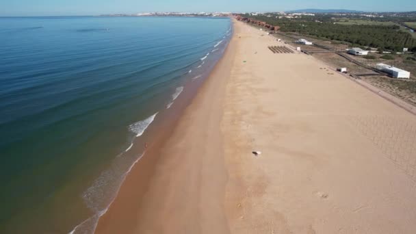 在一个阳光灿烂的日子里 葡萄牙维拉莫拉一个几乎空荡荡的法里西亚大草原的空中无人驾驶飞机向前俯瞰 — 图库视频影像