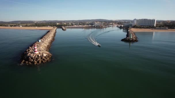 Entrada Cinematográfica Puerto Deportivo Vilamoura Con Barco Que Pasa Por — Vídeos de Stock