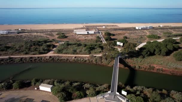 Luftaufnahme Der Brücke Über Den Kanal Bei Praia Falesia Vilamoura — Stockvideo