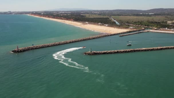 在葡萄牙阿尔加维维拉莫拉湾入口处的航行船只 左手边可见法里西亚海滩 — 图库视频影像