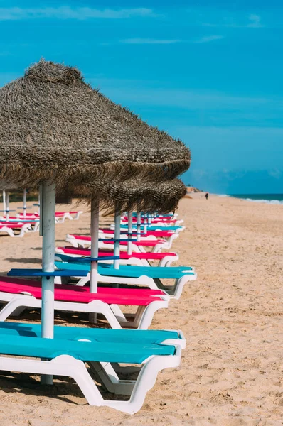 Hermoso Paisaje Tropical Atardecer Con Coloridas Tumbonas Una Playa Algarve — Foto de Stock