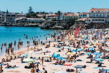 Cascais, Portekiz - 1 Mayıs 2023: Lizbon, Portekiz yakınlarındaki Cascais 'de kalabalık kumlu Conceicao plajı