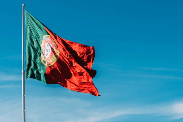 Portogallo Bandiera Isolata Sul Cielo Blu Sventola Nel Vento — Foto Stock