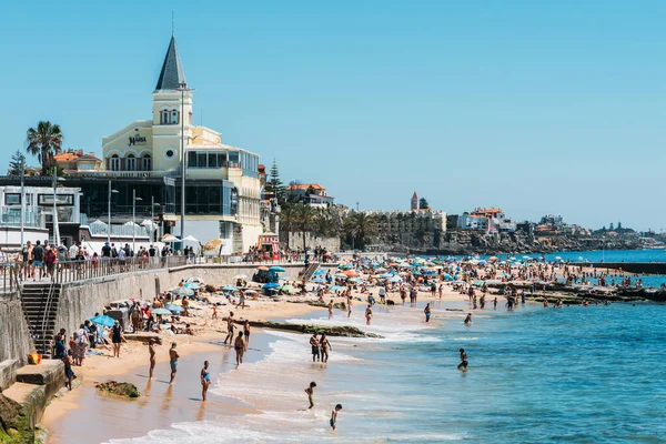 葡萄牙埃斯托利尔 2023年5月1日 夏季葡萄牙里斯本附近埃斯托利尔的拥挤沙滩塔马利兹海滩 — 图库照片