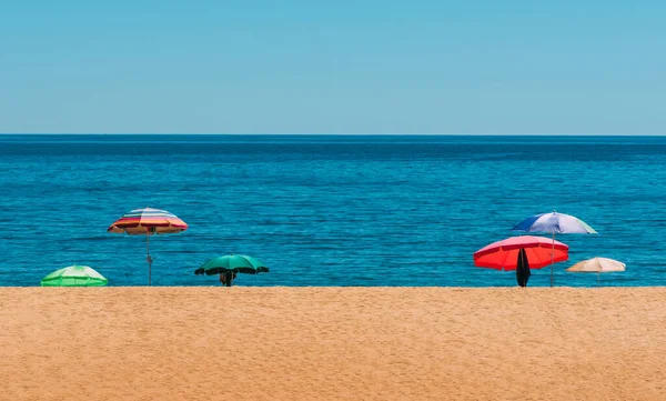 Барвиста Пляжна Парасолька Порожньому Піщаному Пляжі Літній День Блакитне Небо — стокове фото