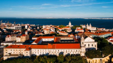 Lizbon 'da Miradouro da Graca manzarası, Portekiz' de Ulusal Panteon ve Tagus arka planda