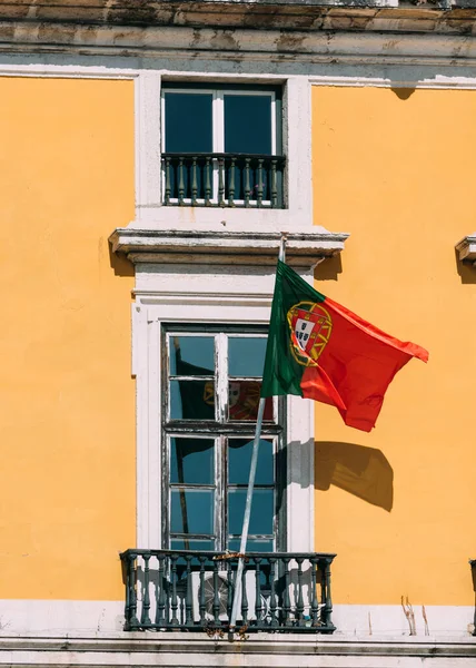 창문에 반사되어 노란색 전면의 포르투갈 — 스톡 사진