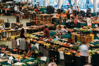 Cascais, Portekiz - 17 Mayıs 2023: Portekiz 'in Cascais şehrinde Mercado da Vila olarak bilinen çiftçi pazarı