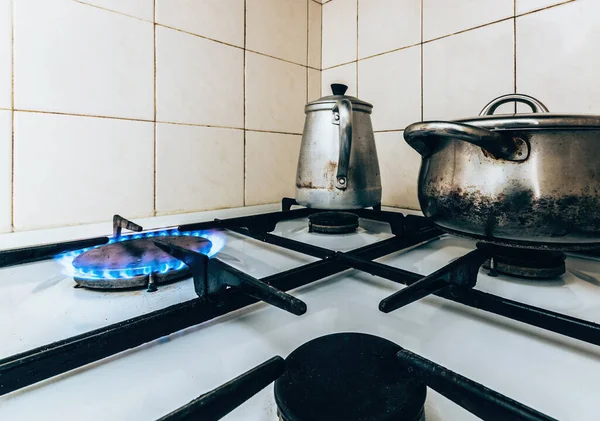 Горящий Природный Газ Плите Кастрюлями Сковородками Кухне — стоковое фото