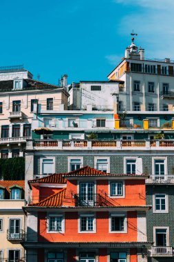 Lizbon, Portekiz 'de renkli geleneksel evlerle sokak perspektifi