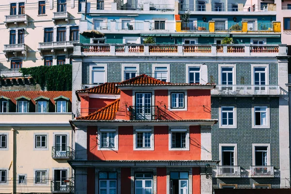 Utcai Kilátás Színes Hagyományos Házak Lisszabonban Portugália — Stock Fotó