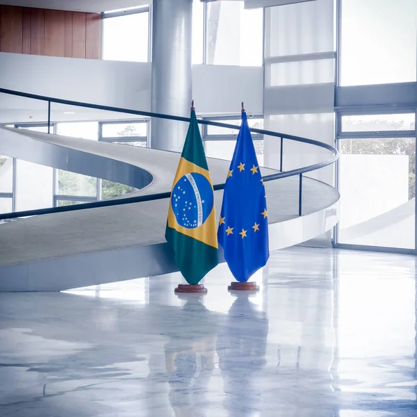 Bandeira Brasil União Europeia Edifício Com Luz Brilhante Belo Staicase — Fotografia de Stock