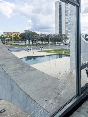 Brasilia, Brezilya - 12 Haziran 2023: Brezilya 'daki bir protestodan sonra Brasilia' nın Planalto Sarayı 'nda kırılan cam