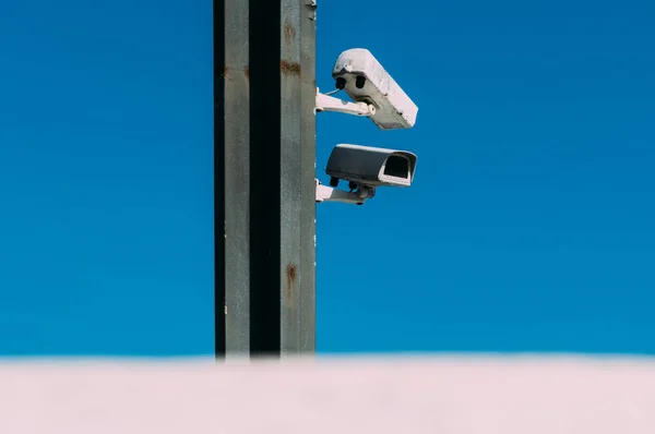 Cctv Kamera Eller Overvåkingskamera Sikkerhet Meningsmåling Med Blå Himmel Skybakgrunn – stockfoto