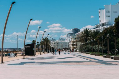 Vilamoura, Portekiz - 21 Haziran 2023: Güney Portekiz 'in Algarve bölgesinde yaz boyunca Quarteira' da gezinti