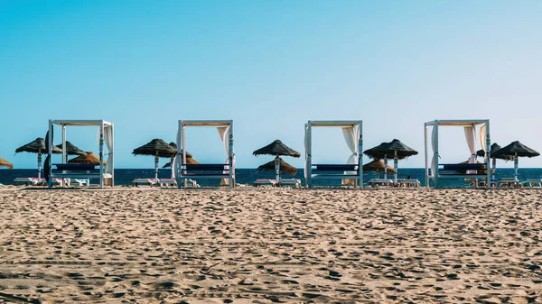 Luxe Ligstoelen Het Strand Van Quarteira Algarve Portugal — Stockfoto