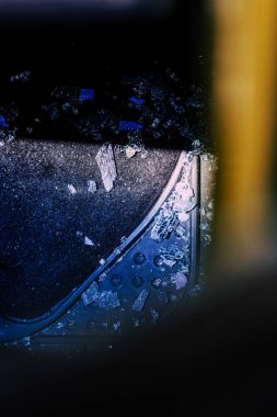 Kırık araba camı ve hırsızlığın ardından kırık bir otomobilin camı. Kentsel suç gerçekliği.