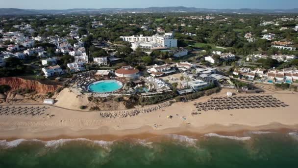 ヴァーレ ローボ アルガルヴェ ポルトガル ヨーロッパのビーチサイドリゾートの空中ドローン横のパンニング — ストック動画