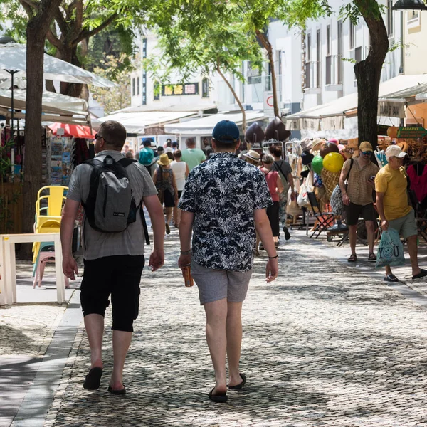 Албуфейра Португалия Июня 2023 Года Туристы Отдыхают Курортном Городе Албуфейра — стоковое фото