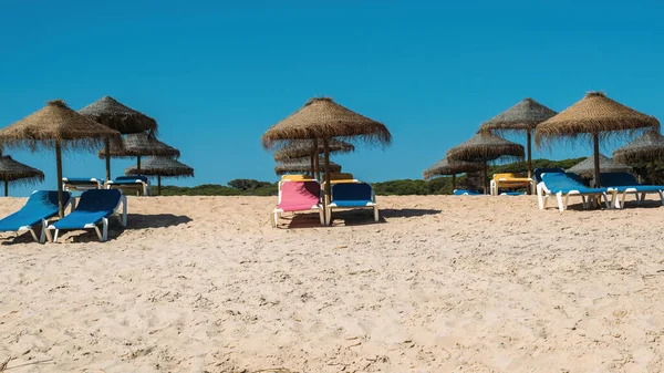 Hermoso Paisaje Tropical Atardecer Con Coloridas Tumbonas Una Playa Algarve —  Fotos de Stock