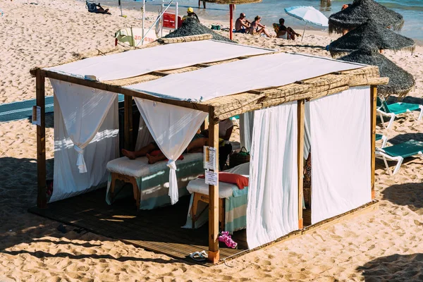 葡萄牙阿尔加维 2023年6月23日 在葡萄牙阿尔加维海滩提供泰式按摩服务的帐篷 — 图库照片