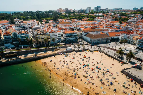 夏天里贝拉海滩和葡萄牙卡斯凯斯历史中心的无人机景观 海滩上有很多人 — 图库照片