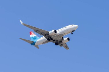 Lizbon, Portekiz - 12 Temmuz 2023: Lüksemburg havayolu şirketi Luxair ve Boeing 737-7K2 Lizbon Uluslararası Havaalanı 'na iniş yapmak üzere mavi gökyüzüne doğru yaklaşıyorlar