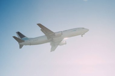 Lizbon, Portekiz - 12 Temmuz 2023: Fransız ASL havayolu şirketi Easyjet ve Boeing 737-4Q8 Lizbon Uluslararası Havaalanı 'na iniş yapmak üzere mavi gökyüzüne doğru yaklaşıyorlar