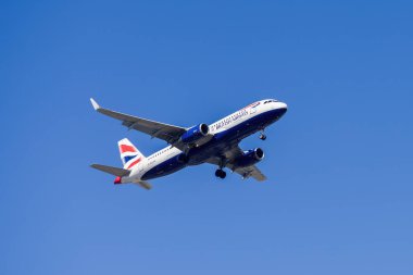 Lizbon, Portekiz - 12 Temmuz 2023: British Airways ve Airbus A320-232 mavi gökyüzüne karşı Lizbon Uluslararası Havaalanı 'na iniş yapmak üzereler.