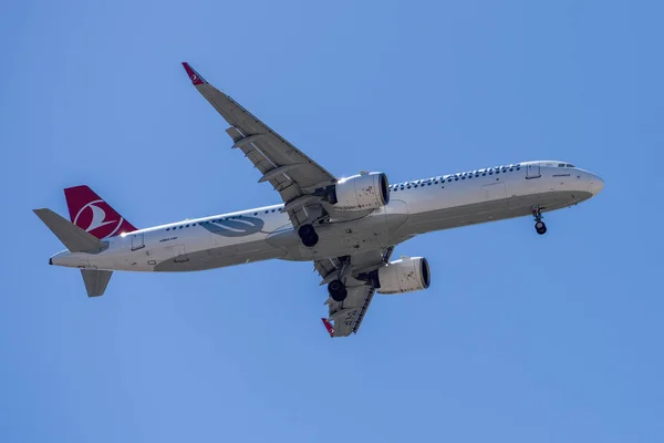 ポルトガルのリスボン 2023年7月12日 航空機エアバスA321が青い空に対してリスボン国際空港に着陸しようとしているトルコ航空 — ストック写真