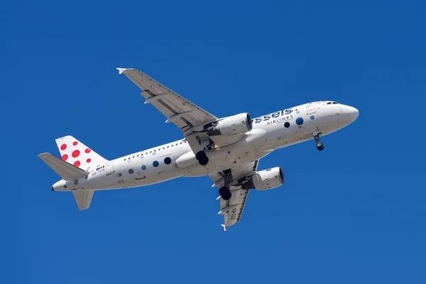 ポルトガルのリスボン 2023年7月12日 航空機エアバスA320 214を持つブリュッセル航空会社は 青い空に対してリスボン国際空港に着陸しようとしています — ストック写真