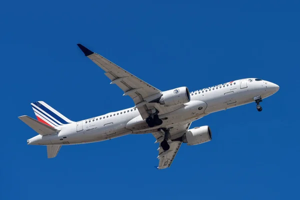 ポルトガルのリスボン 2023年7月12日 航空機エアバスA220 300でフランス航空がリスボン国際空港に接近青い空に対して — ストック写真