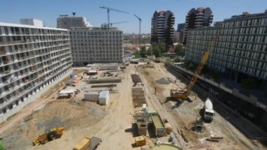 Lizbon, Portekiz - 12 Temmuz 2023: Yüksekperspektifli bir inşaat alanı manzarası, temel atma, manuel işçiler, makineler, vinçler ve dökülen çimento - inşaat alanı konsepti