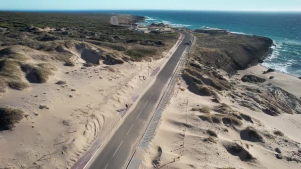 在阳光灿烂的日子里 高瞻远瞩的N247公路上的车辆拥抱着葡萄牙的几内亚海岸 — 图库视频影像