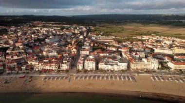 Portekiz 'de Sao Martinho do Porto' daki kumsal ve körfezden hava aracı geri çekiliyor.