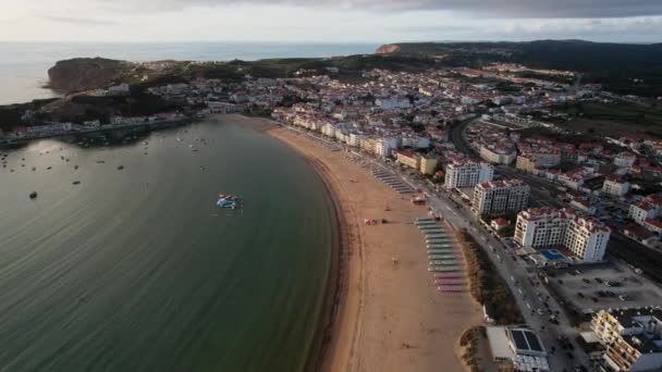 ポルトガルのサン マーティンホ ポルトで 遠くのバックグラウンドで見える空中ドローン — ストック動画