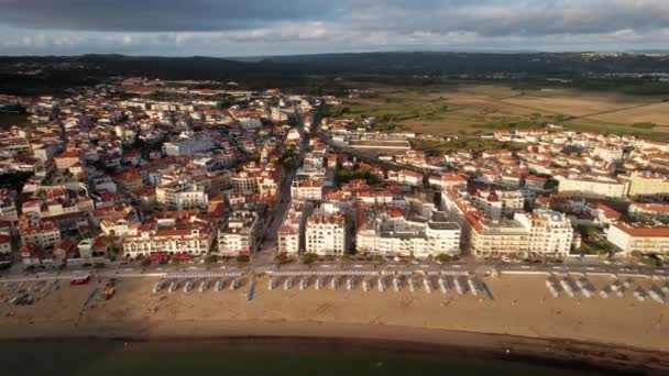 ポルトガルのサンマルティノ ポルトのビーチと湾から空中ドローンが引っ張ります — ストック動画