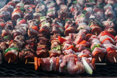 Lezzetli tavuk göğsünü ahşap eğimli, taze sebzeli, sarımsaklı, mangal ızgarasında kızartılmış kırmızı biberli..