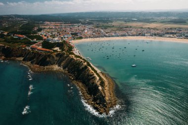 Sao Martinho 'daki ikonik doğal körfezi çevreleyen hava aracı manzarası.