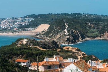 Sao Martinho 'daki ikonik doğal körfezi çevreleyen hava aracı manzarası.