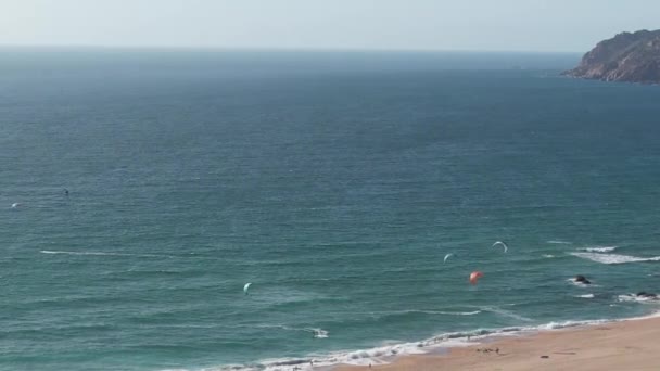 Vista Órbita Drones Aéreos Praia Guincho Com Citesurfistas Água Cabo — Vídeo de Stock