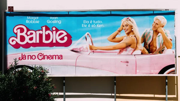 葡萄牙里斯本 2023年7月27日 葡萄牙里斯本的大型芭比电影广告牌海报 由Margot Robbie和Ryan Gosling主演 图库图片