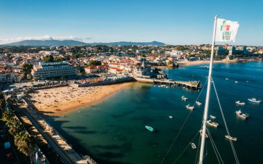 Lizbon, Portekiz - 30 Temmuz 2023: Cascais Körfezi 'nde Papa Francis' in Dünya Gençlik Günü 2023 için Cascais 'e yaptığı ziyaretin tanıtımı, 1-6 Ağustos 2023 tarihleri arasında Portekiz' in Lizbon kentinde düzenlenen bir Katolik festivali.